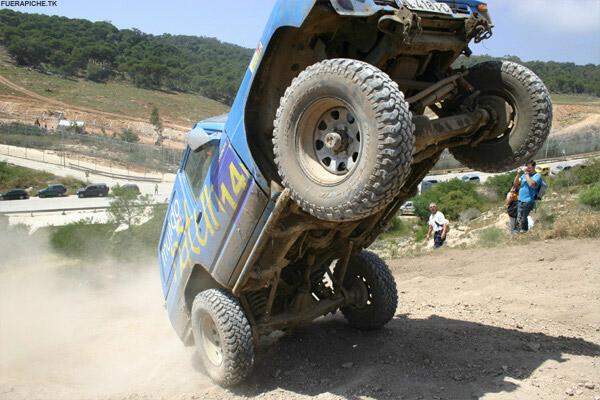 Nissan Patrol Saltando 4x4