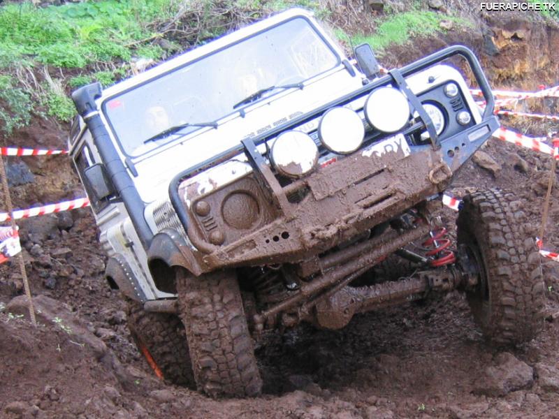 Land Rover Defender trial 4x4