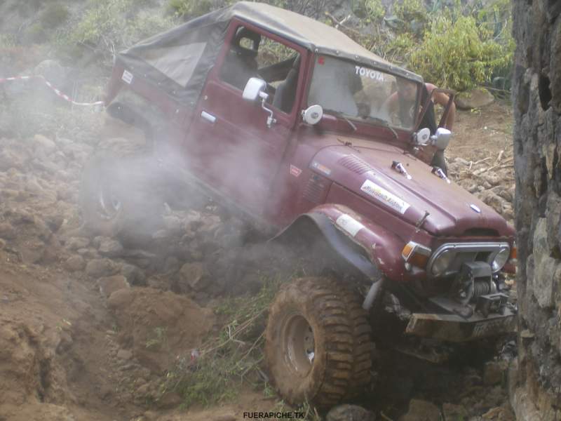 Land Cruiser BJ40 choca contra muro trial 4x4