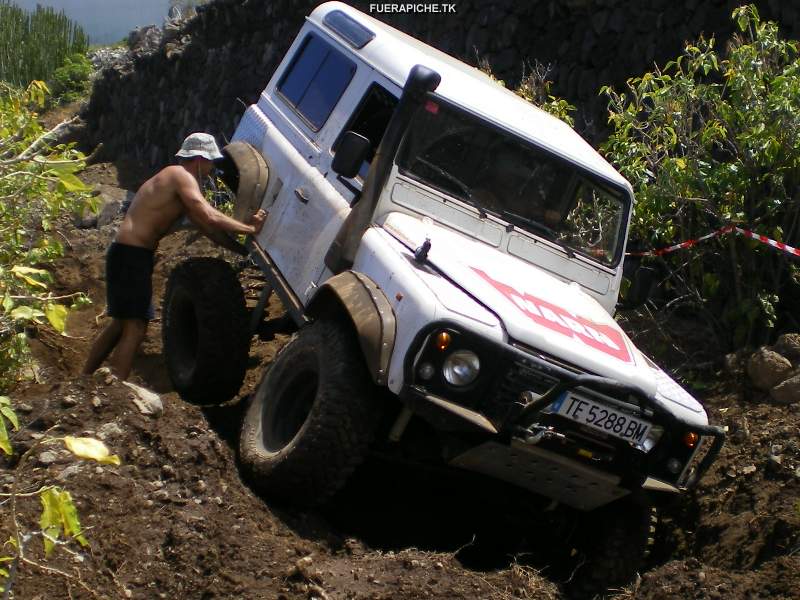 Land Rover Defender 90 trial 4x4