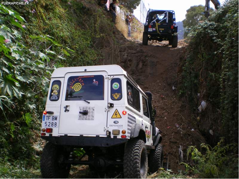 Land Rover Defender trial 4x4