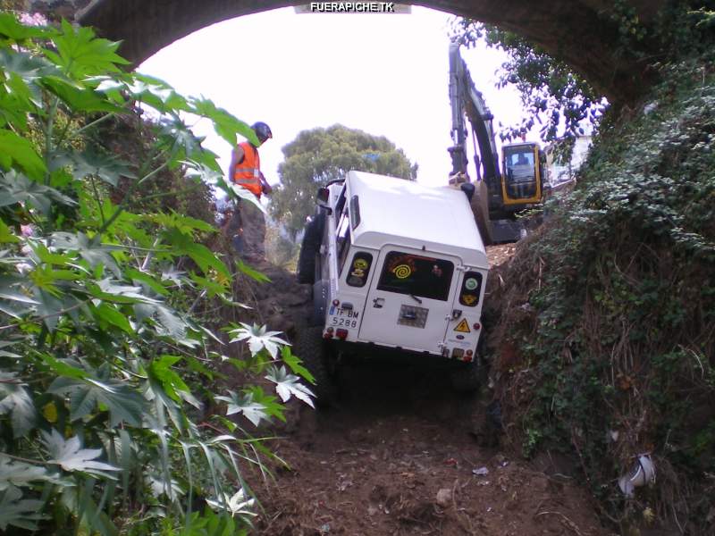 Land Rover Defender trial 4x4