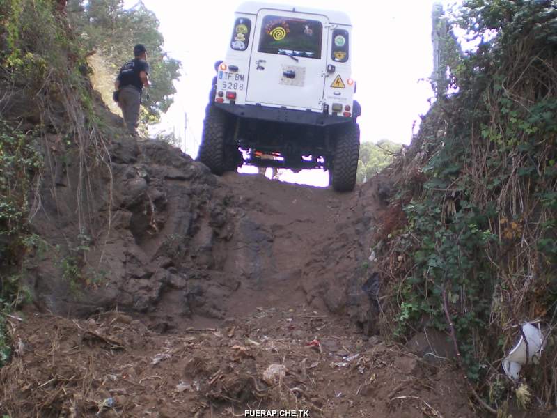 Land Rover Defender trial 4x4