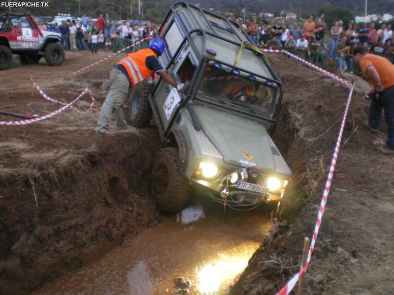 Land Rover Defender trial 4x4