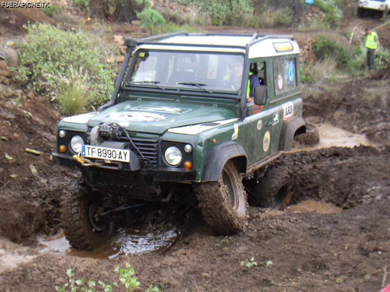 Land Rover Defender trial 4x4